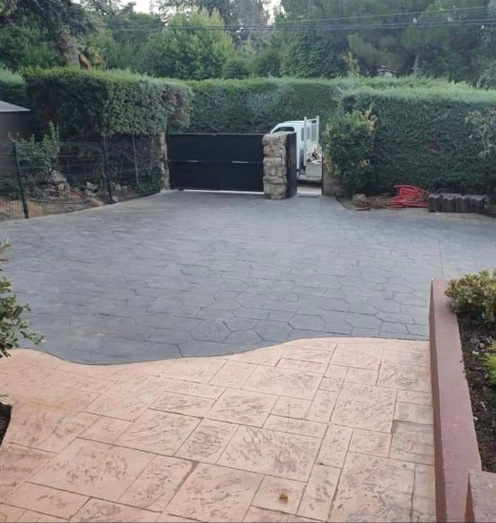 Pavimentación de acceso a vivienda con hormigón impreso bicolor