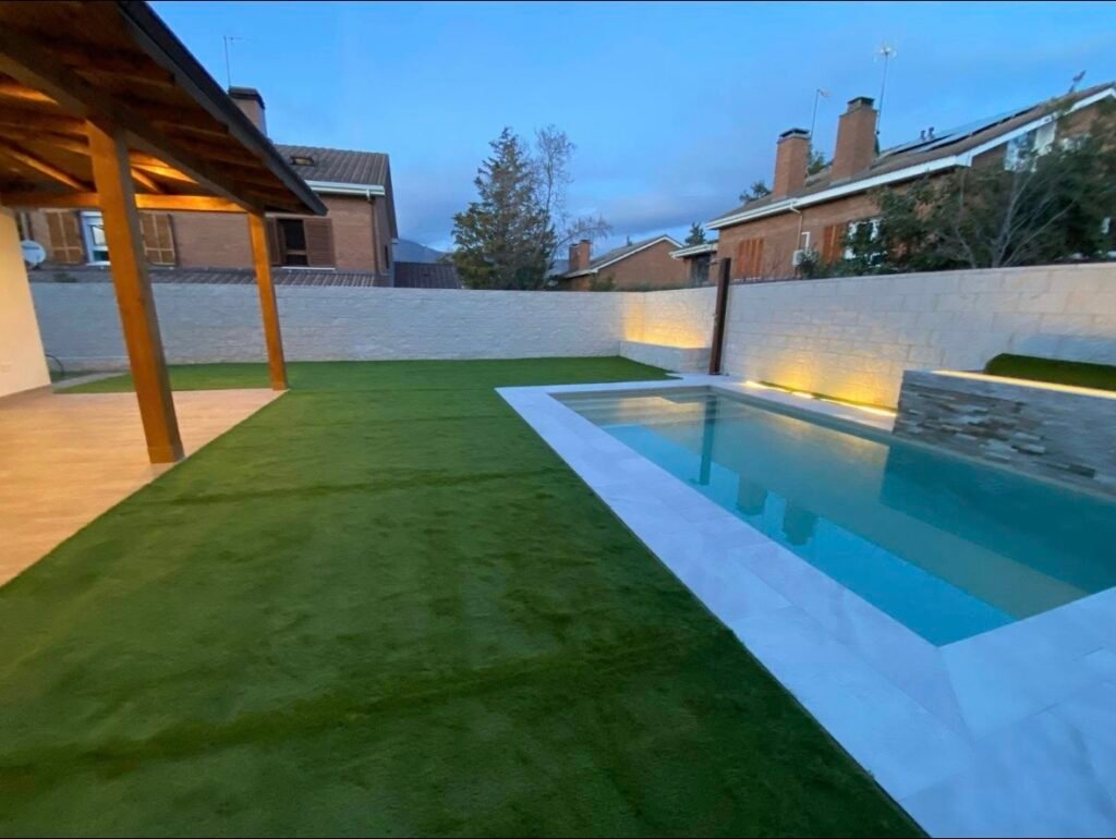 Reforma integral de exteriores con piscina y jardín en vivienda unifamiliar
