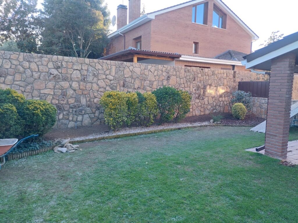 Construcción de muro perimetral de piedra natural en vivienda unifamiliar en la Sierra de Madrid