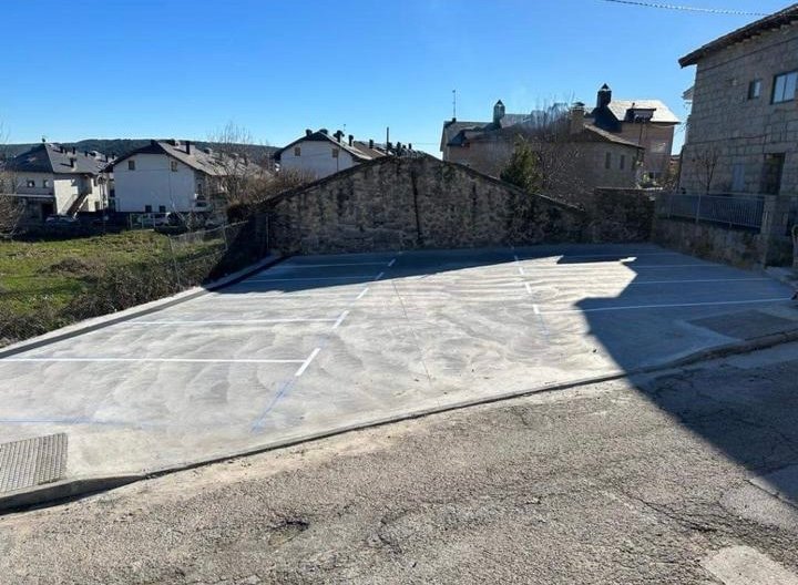 Pavimentación de parking público con hormigón fratasado de alta resistencia