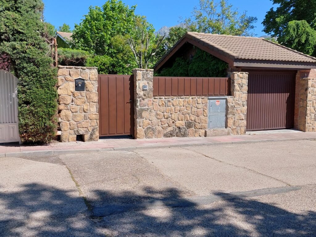 Construcción de muro decorativo de piedra natural en vivienda unifamiliar