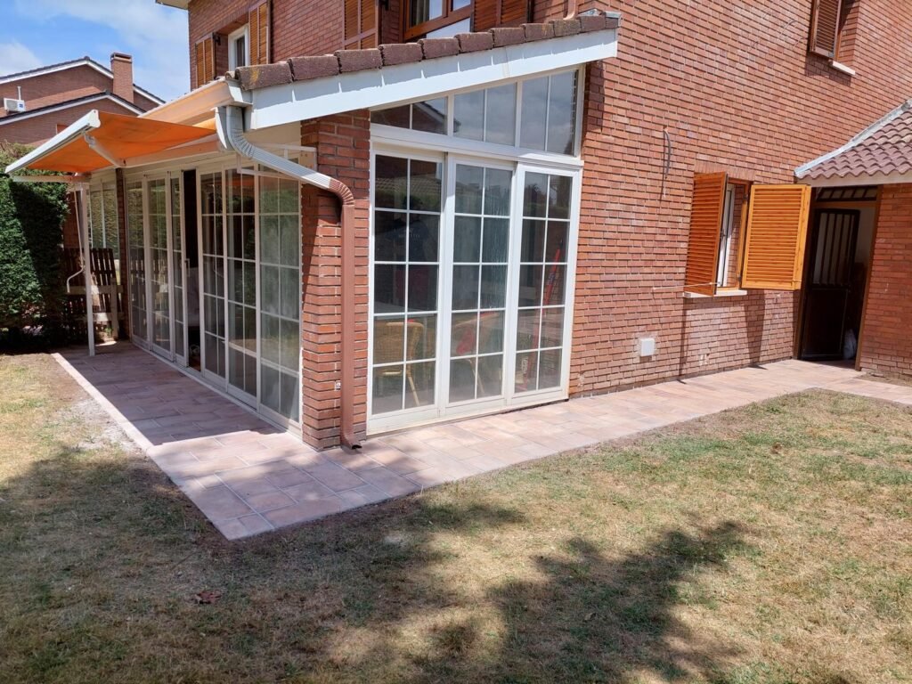 Detalle de pavimento cerámico exterior acabado terracota en vivienda rústica