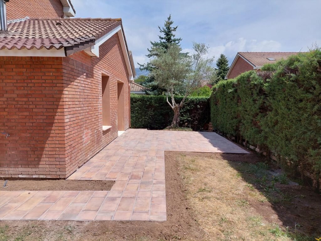 Pavimentación exterior en vivienda con acabado rústico tradicional