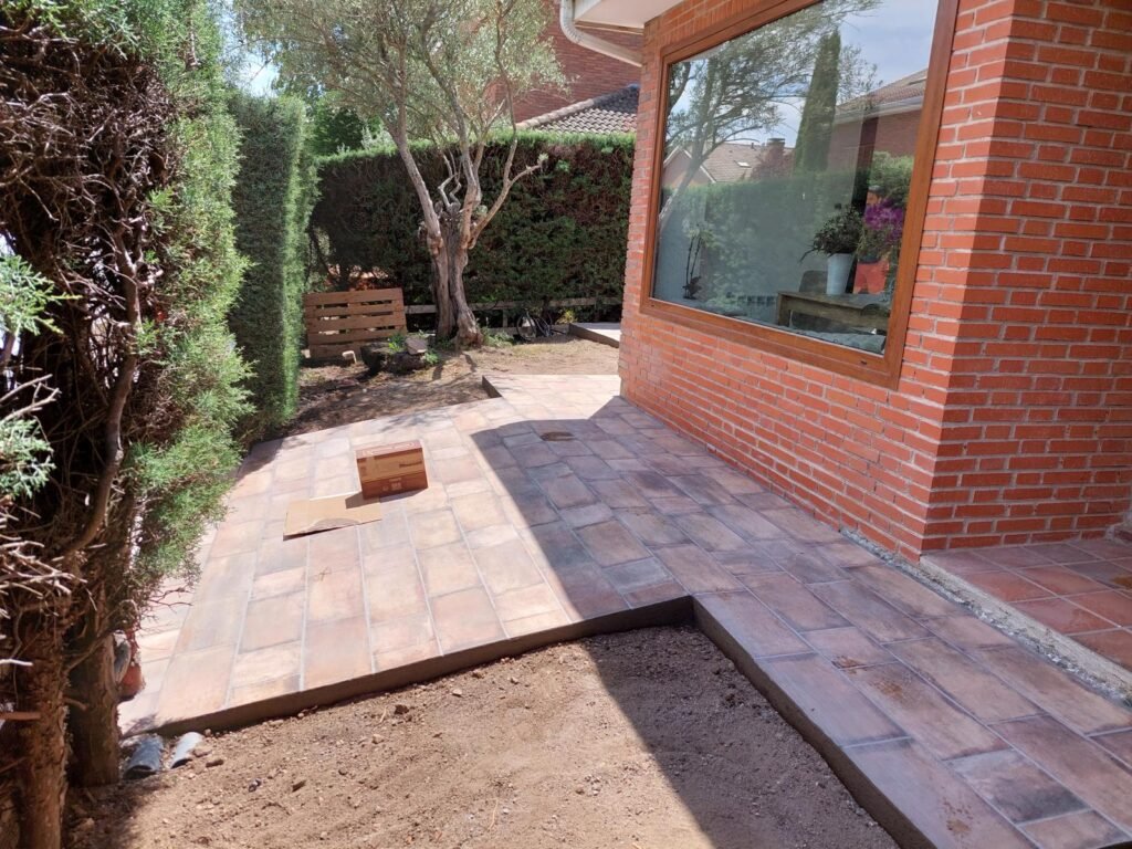 Suelo cerámico antideslizante en pavimentación exterior de vivienda rústica