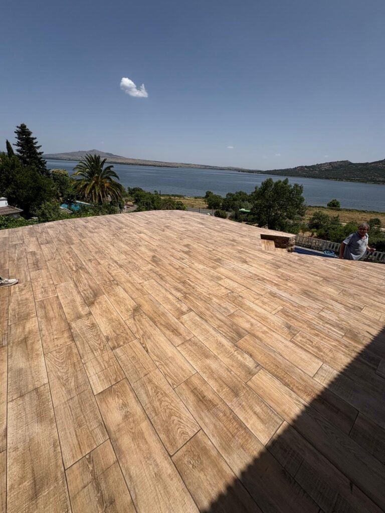Pavimentación exterior con porcelánico imitación madera en terraza elevada