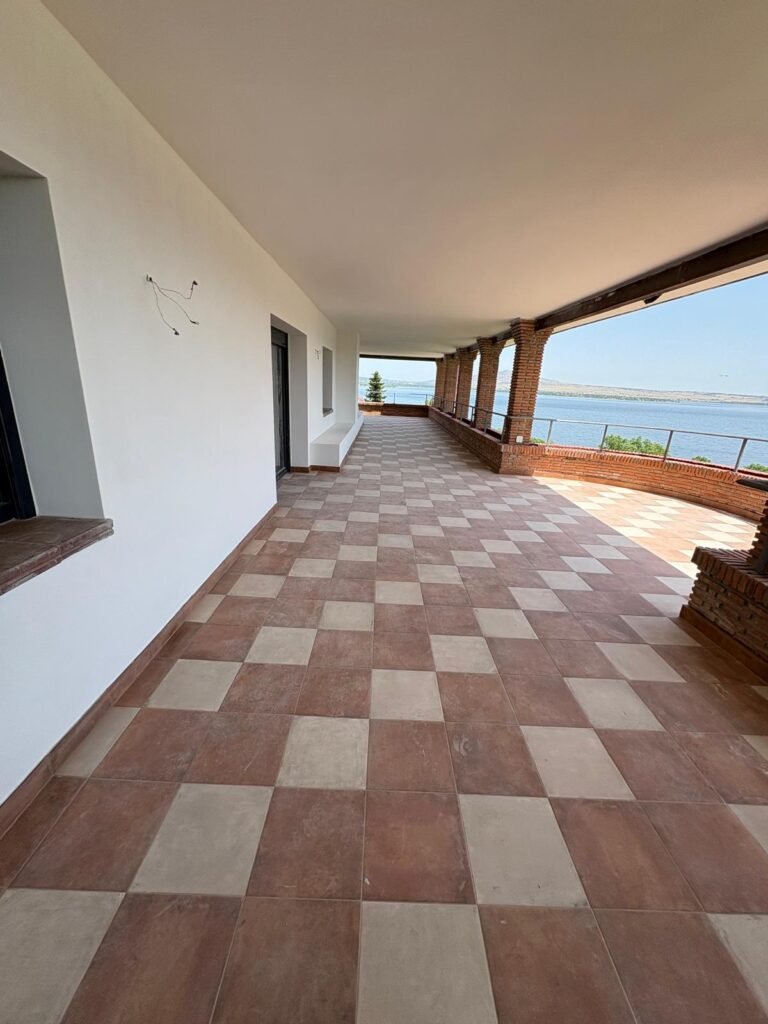 Reforma integral de vivienda unifamiliar con redistribución y nuevos acabados