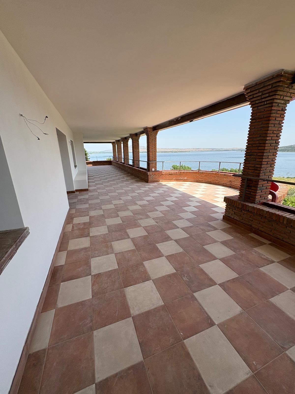 Reforma integral de vivienda unifamiliar con redistribución y nuevos acabados