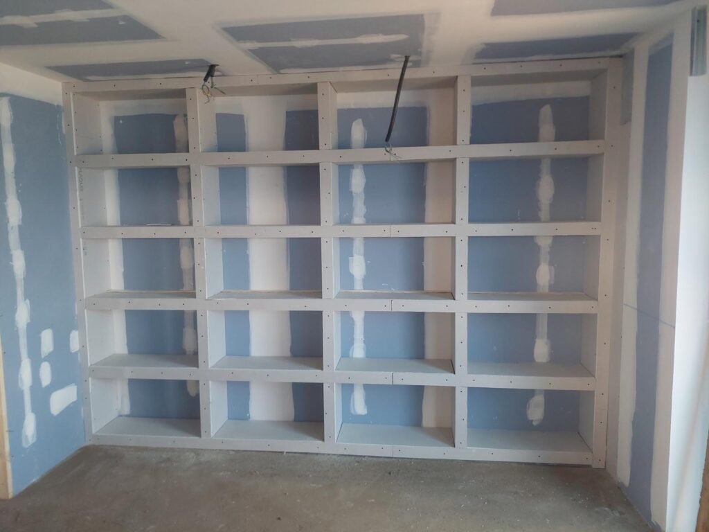 Librería a medida realizada en reforma integral de vivienda