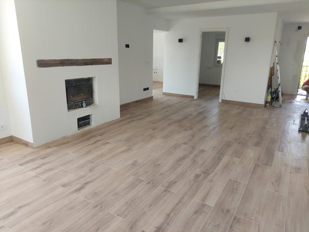 Renovación de suelo interior en vivienda con pavimento continuo moderno
