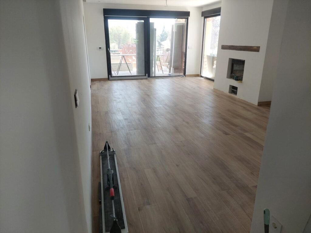 Suelo cerámico interior imitación madera con acabado continuo en vivienda