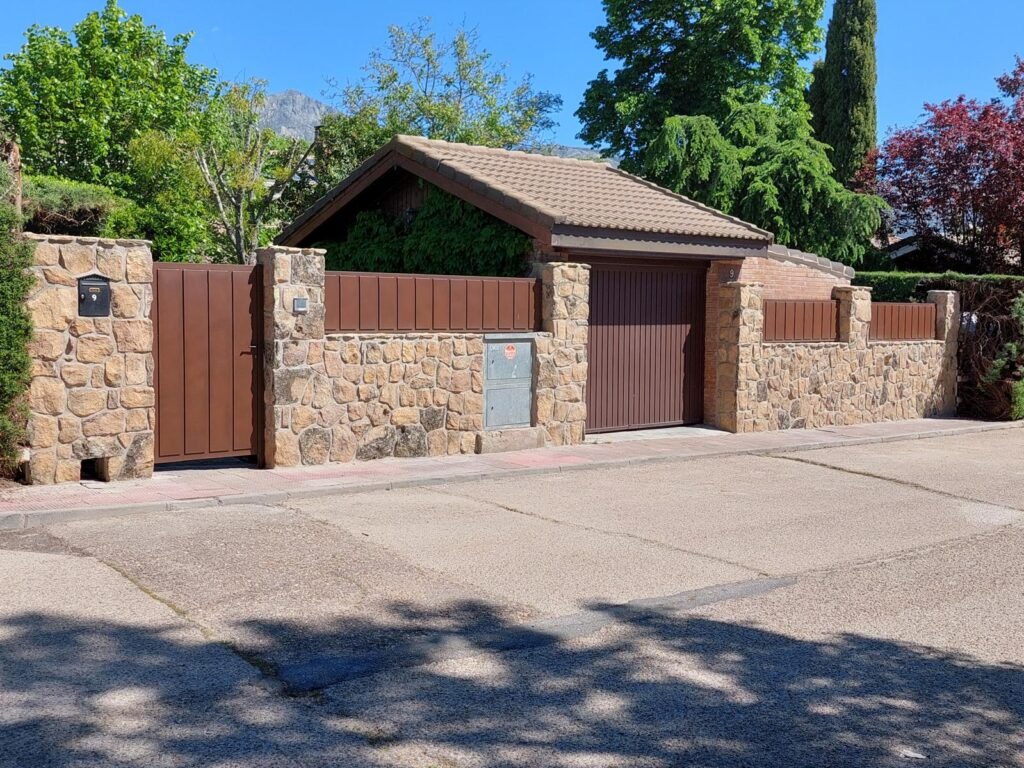 Construcción de muro decorativo de piedra natural en vivienda unifamiliar