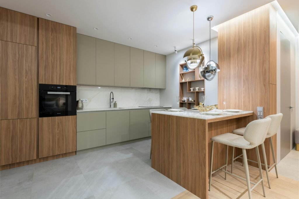 Reforma de cocina moderna con isla central, muebles de madera y diseño funcional en vivienda de la Sierra de Madrid