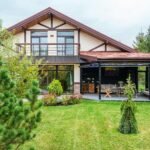 Chalet de obra nueva con jardín y acabados de alta calidad