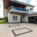 Vivienda de obra nueva con acceso pavimentado y líneas modernas