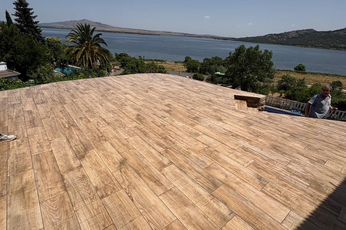 Pavimentación exterior con porcelánico imitación madera en terraza elevada